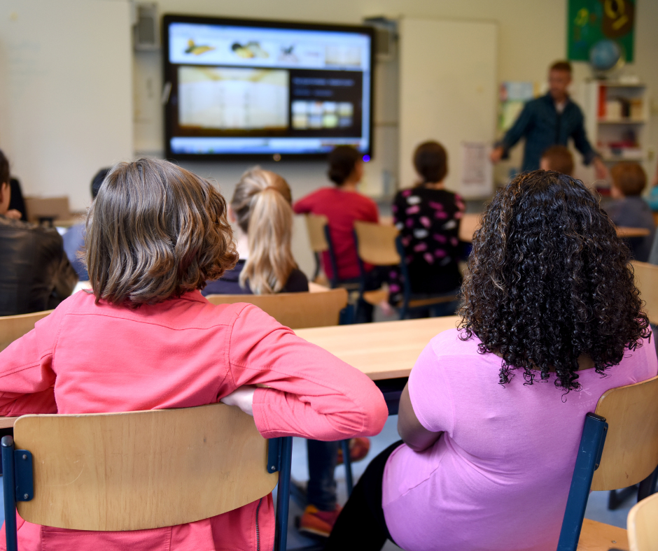 Kinderen die een mini-waterzuivering bouwen tijdens les